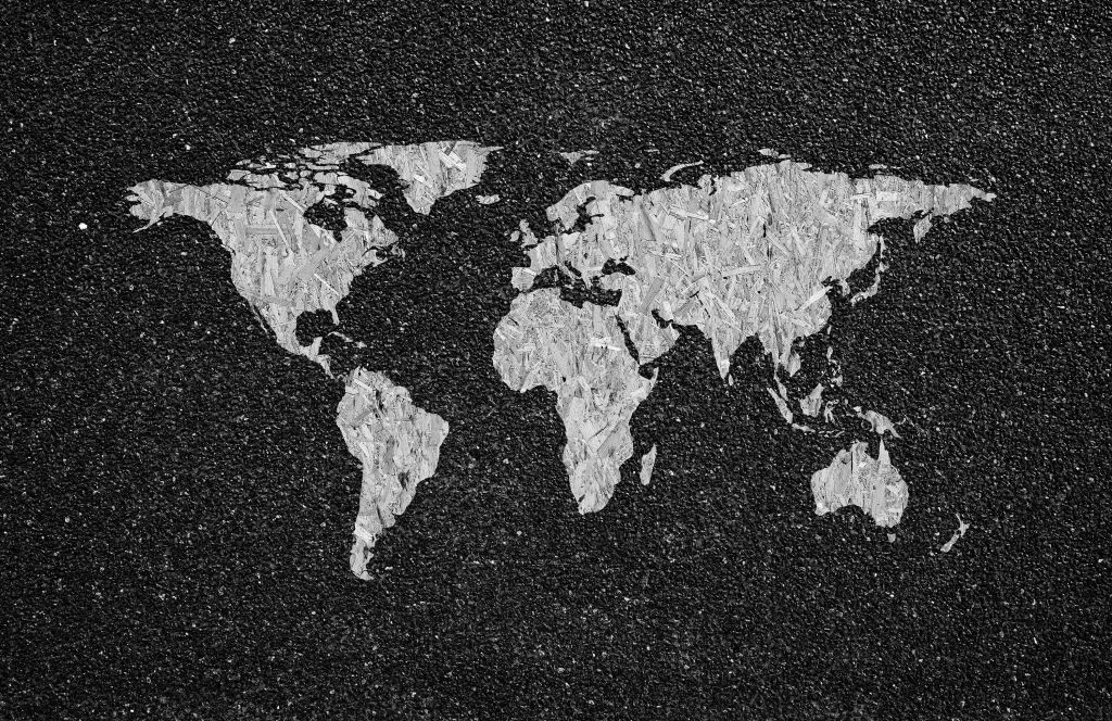 Mapa del mundo blanco sobre fondo negro