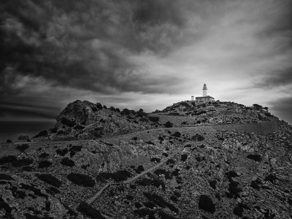 Faro en la costa en blanco y negro