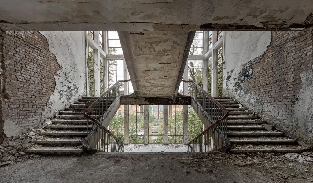 Escalera de una escuela abandonada