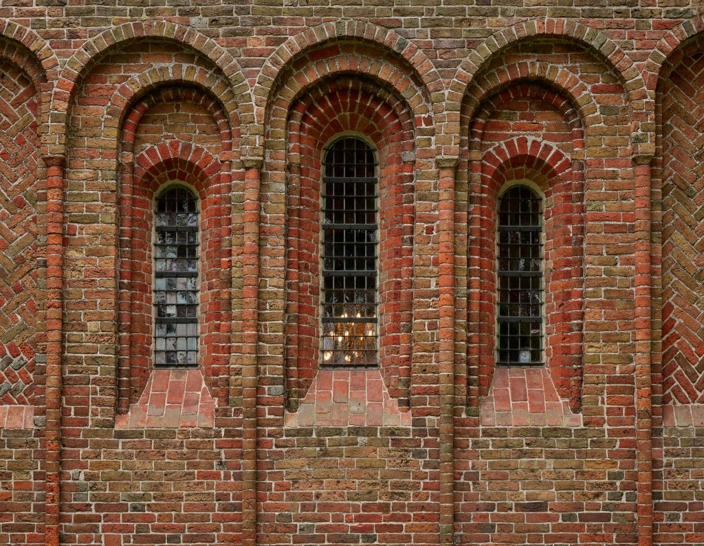 Muro de ladrillo con arcos y ventanas