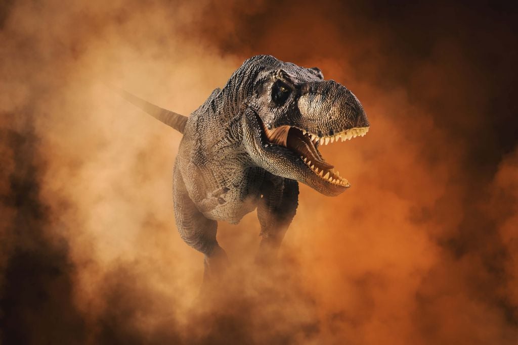 Tiranosaurio caminando entre el humo