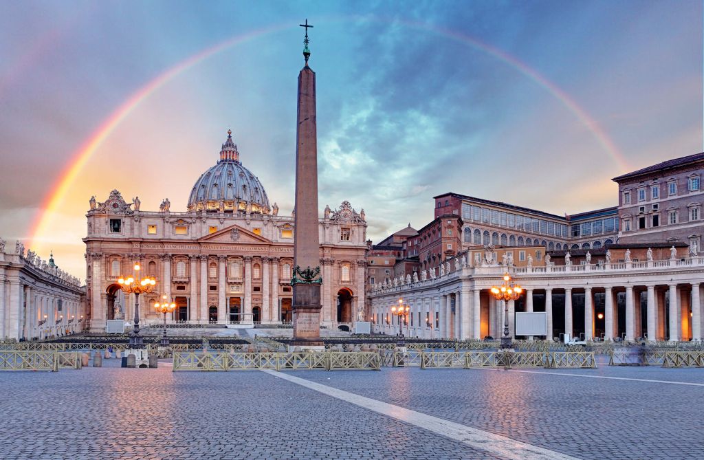 Plaza de San Pedro con el arco iris