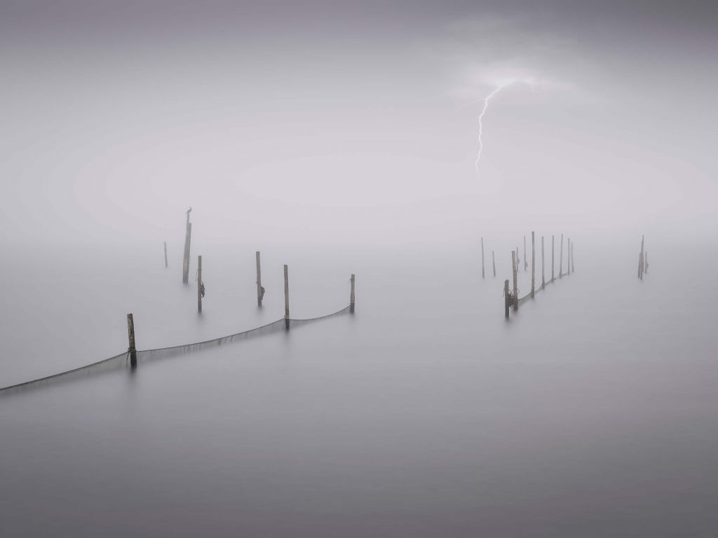 Redes de pesca con niebla y tormenta