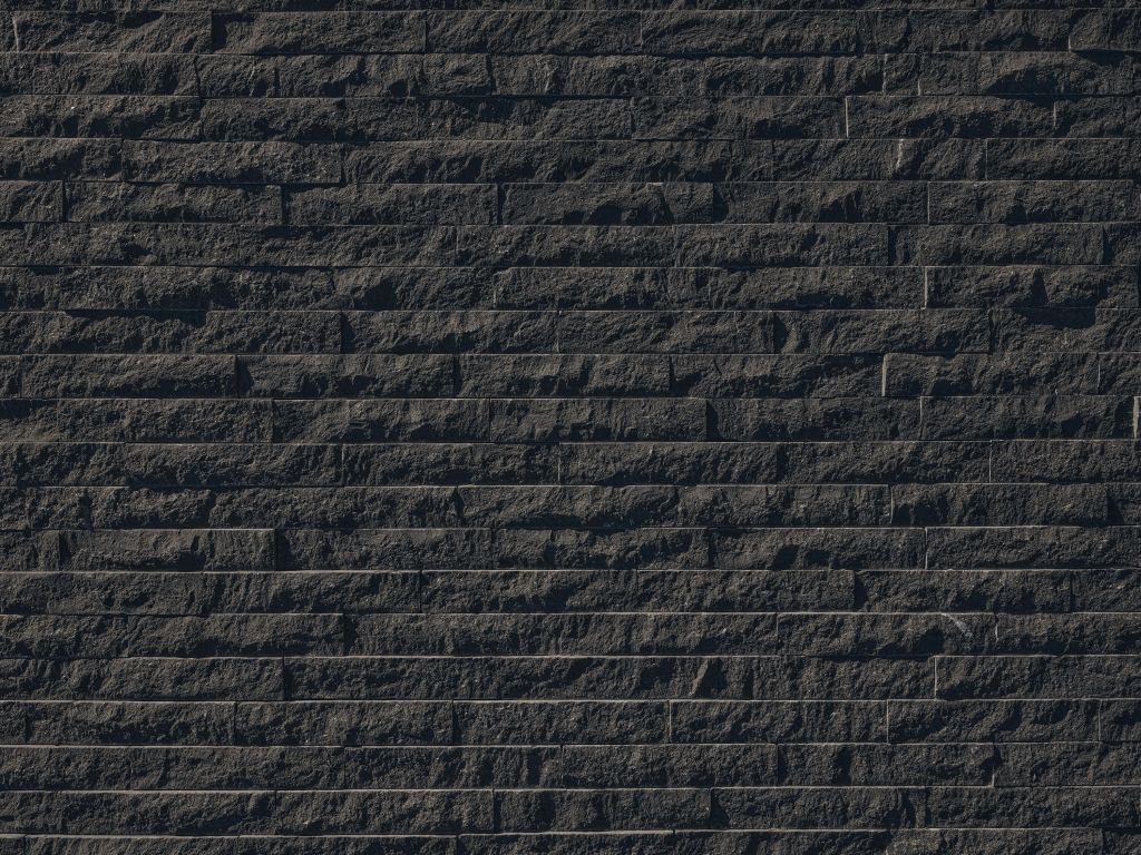 Muro con piedras oscuras