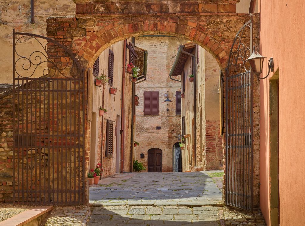 Calle con arco y puerta