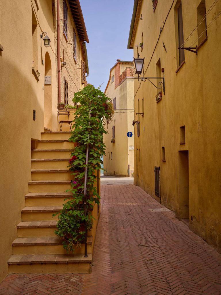 Escalera en una calle italiana