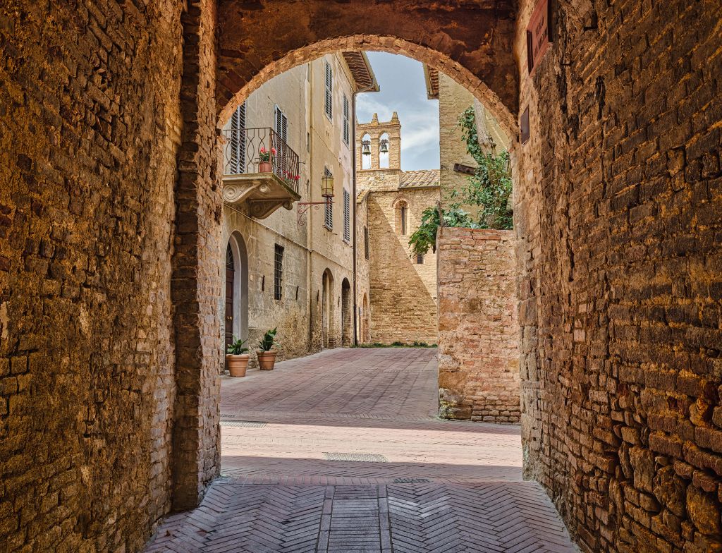 Calle transparente con arco