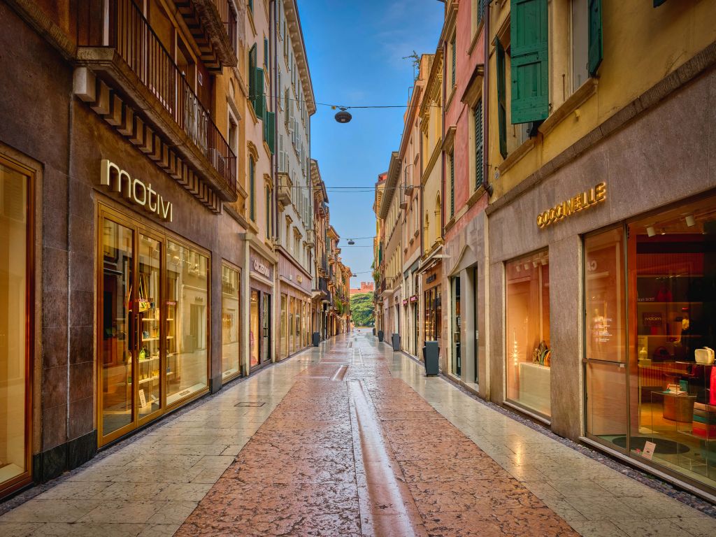 Calle comercial a primera hora de la mañana