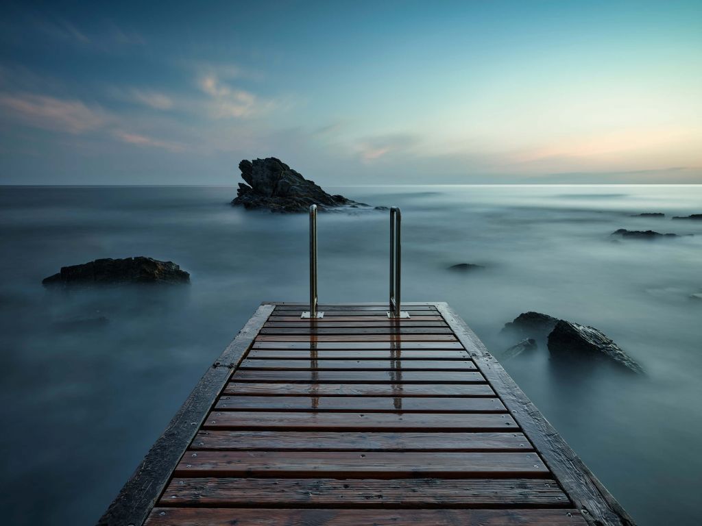 Embarcadero de madera en la orilla del mar