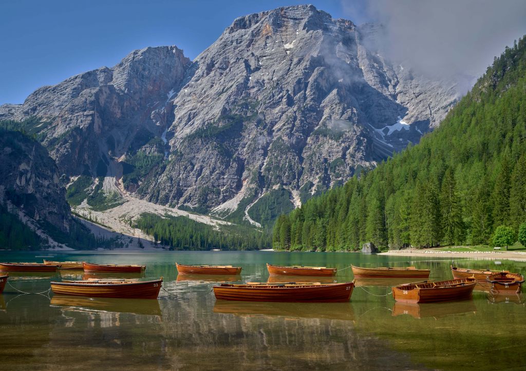 Barcos de madera en un lago de montaña