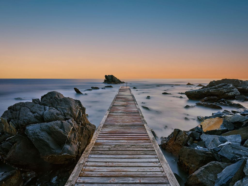 Embarcadero en la costa rocosa