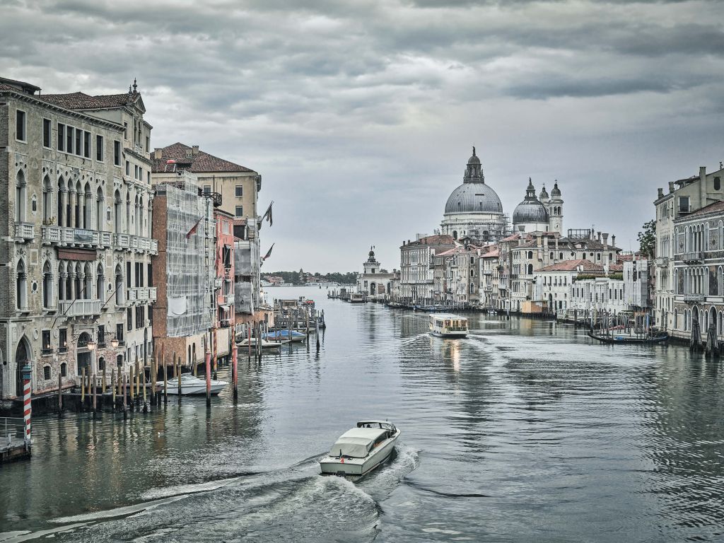 Canal con barcos en Venecia