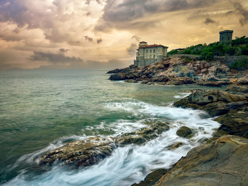 Antiguo castillo en la costa