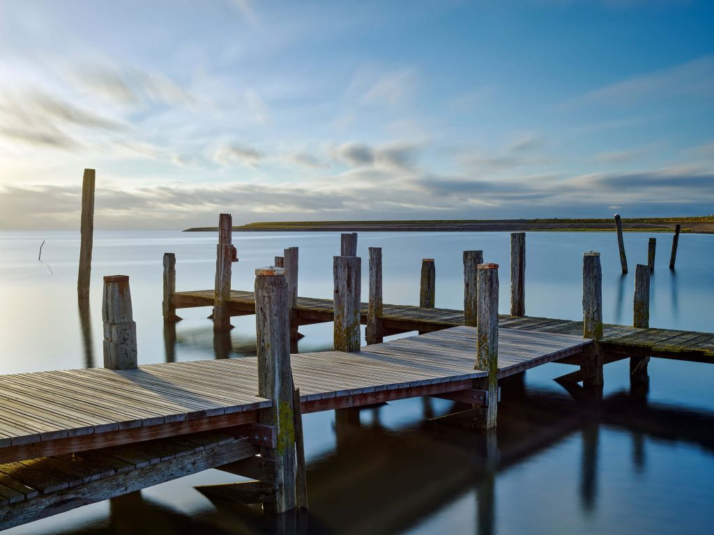 Muelle de madera al amanecer