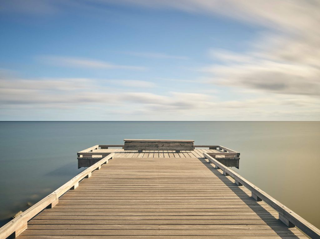 Largo embarcadero de madera