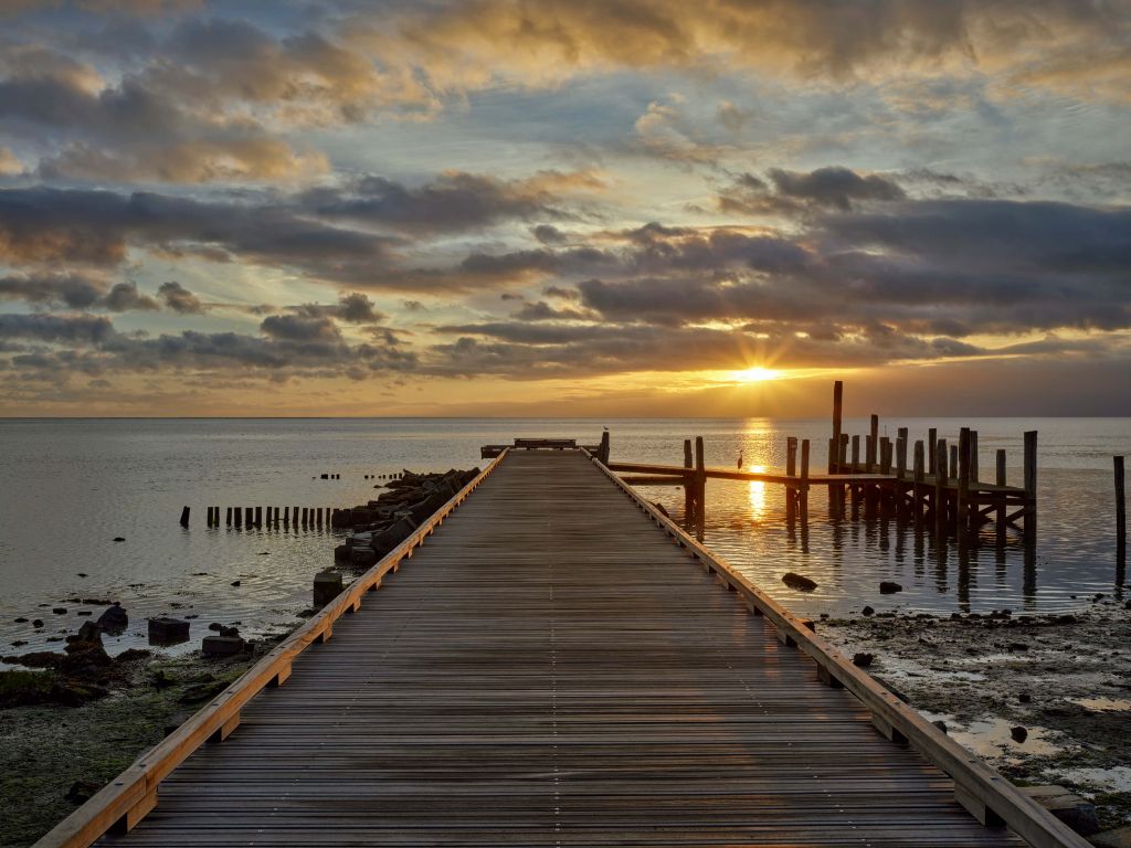 Embarcadero de madera con la salida del sol