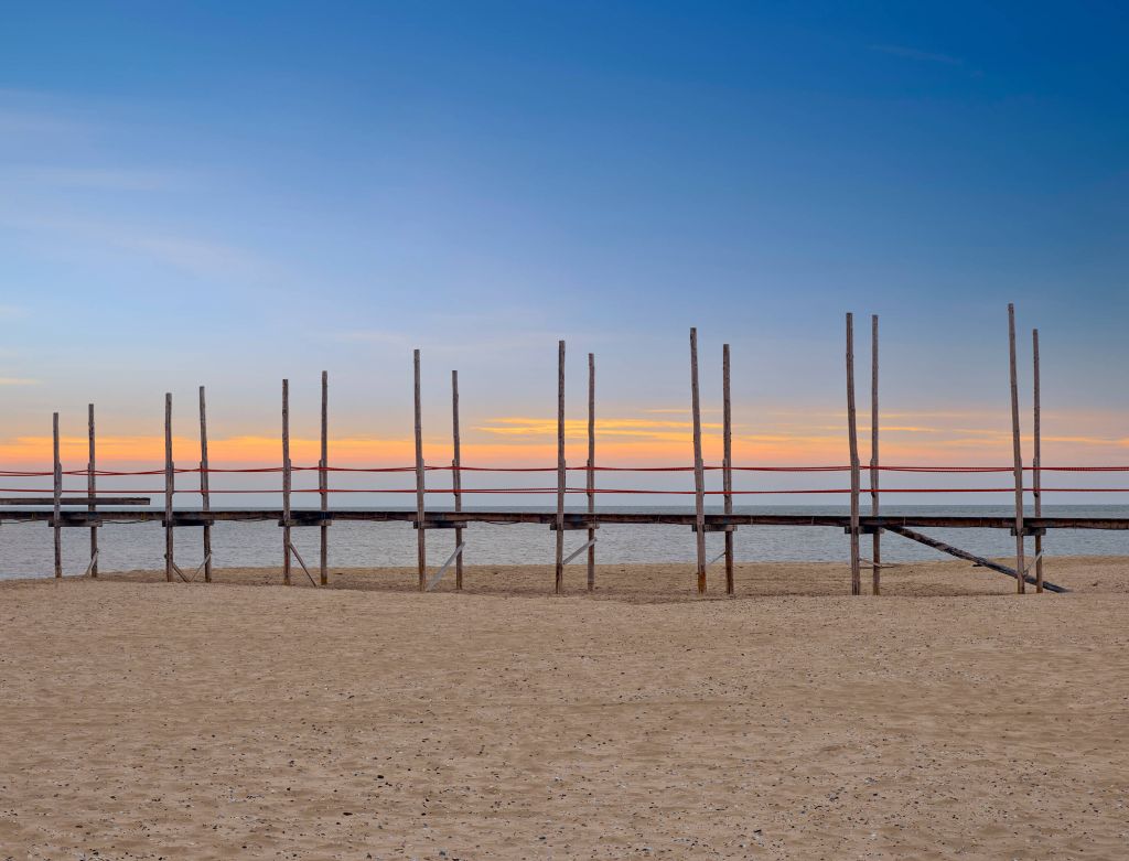 Muelle largo con postes de madera