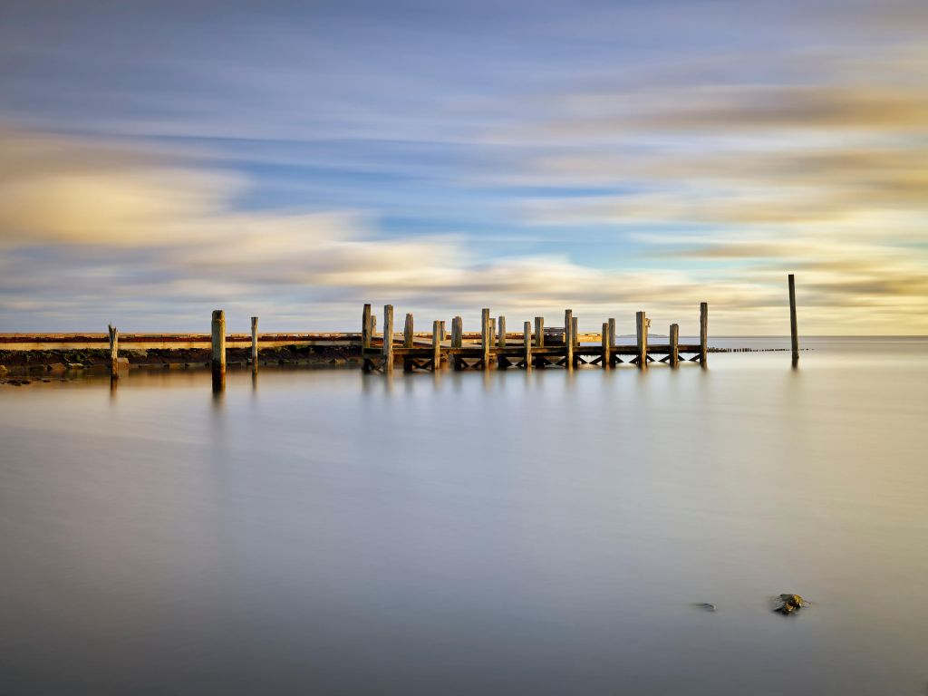 Largo embarcadero junto al mar