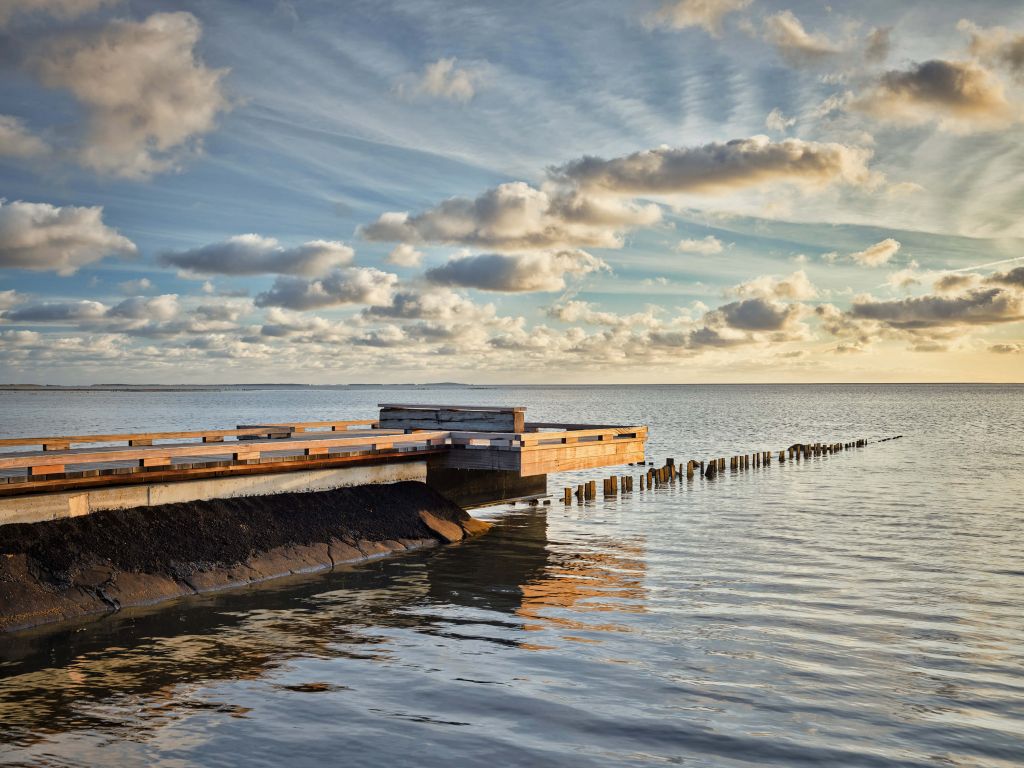 Muelle con hermosas nubes