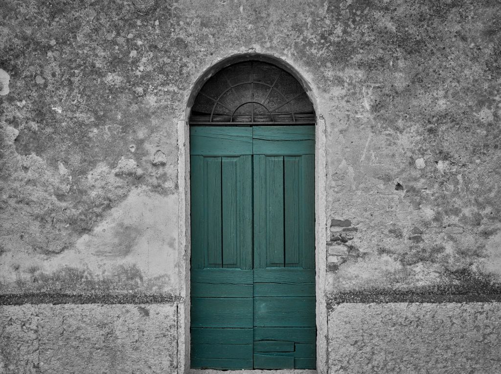 Puerta verde en el muro antiguo