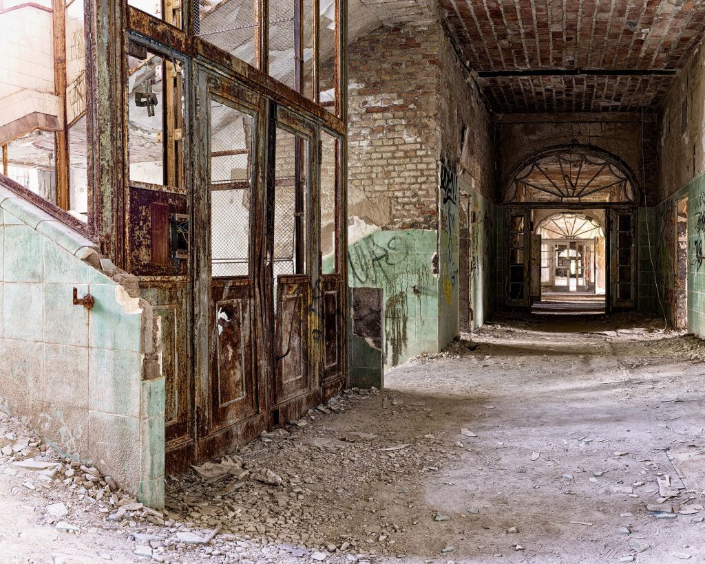 Pozo de la escalera en un edificio abandonado