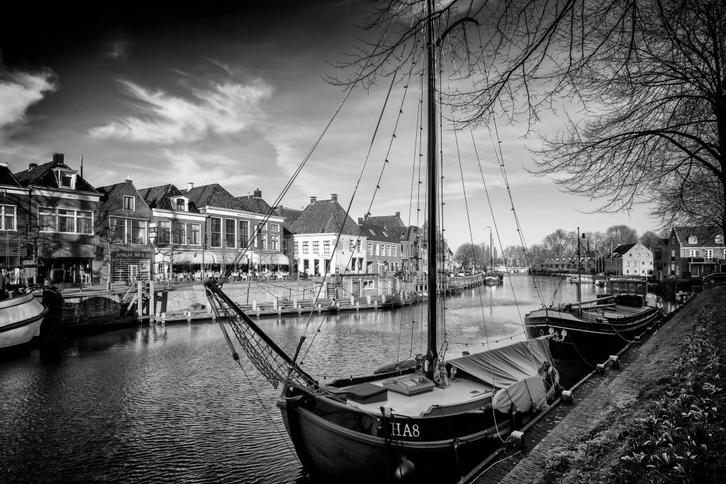 Cargueros históricos amarrados en Dokkum Friesland 