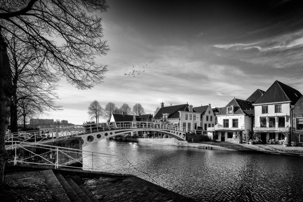 Ciudad fortificada Dokkum Puente sobre Klein Diep Friesland 