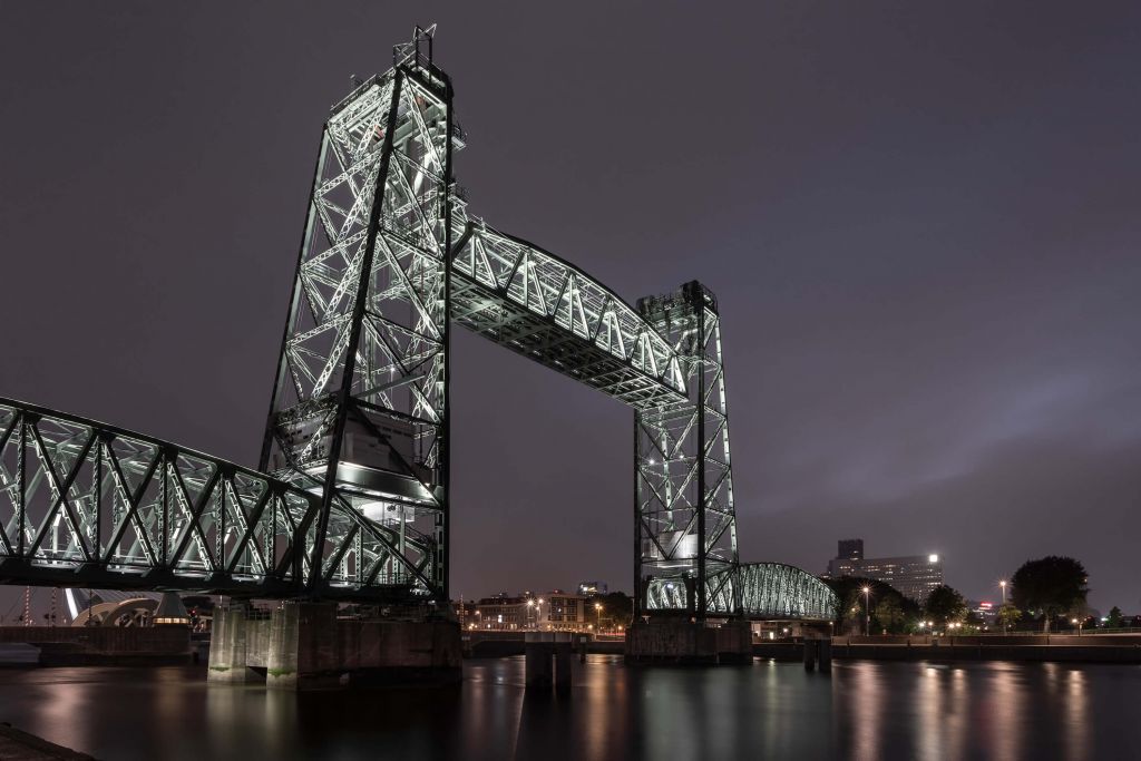 Antiguo puente ferroviario De Hef en Rotterdam en color 