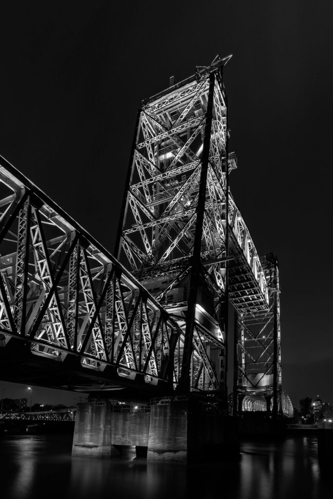 Antiguo puente ferroviario De Hef en Rotterdam en blanco y negro 