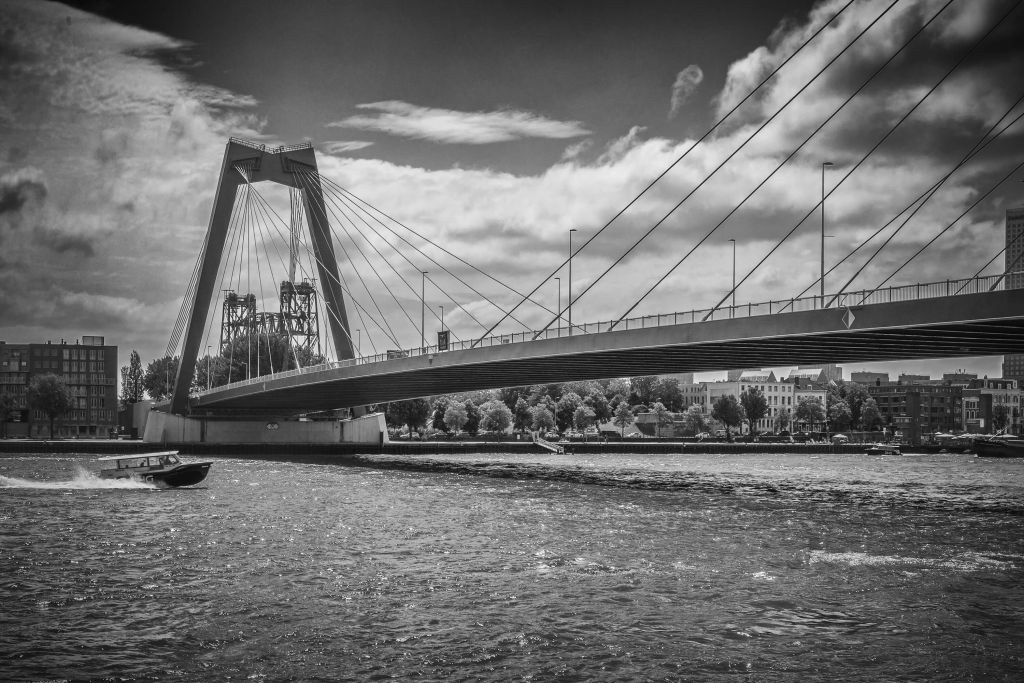 Pasando el puente Príncipe Willem Alexander en Rotterdam en blanco y negro 