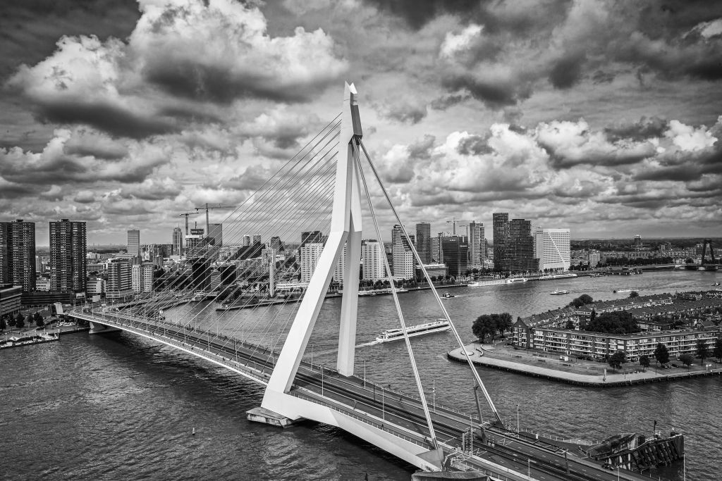 El centro de Rotterdam desde una gran altura en blanco y negro 