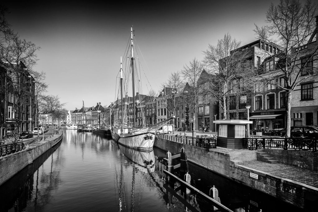 Barco histórico situado en el río A en Groningen En blanco y negro 