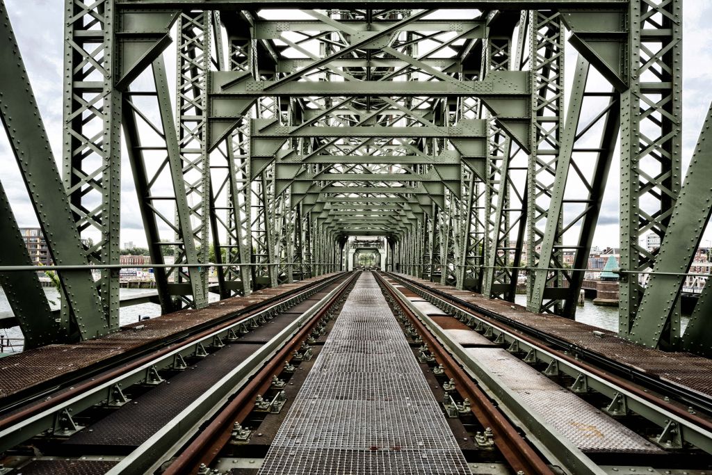 Puente ferroviario monumental De Hef en Rotterdam  
