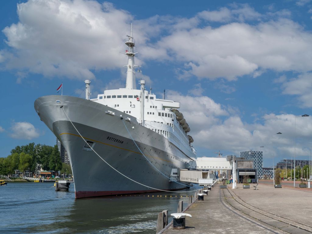 El antiguo buque de vapor SS Rotterdam en color 