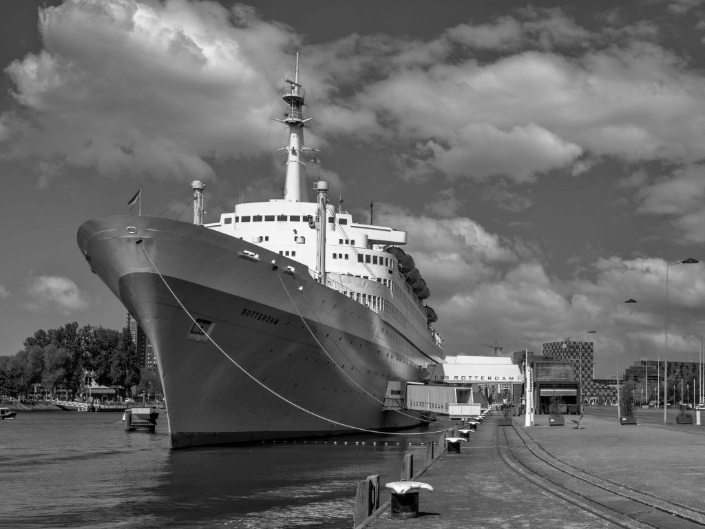 Antiguo barco de vapor el SS Rotterdam en blanco y negro  