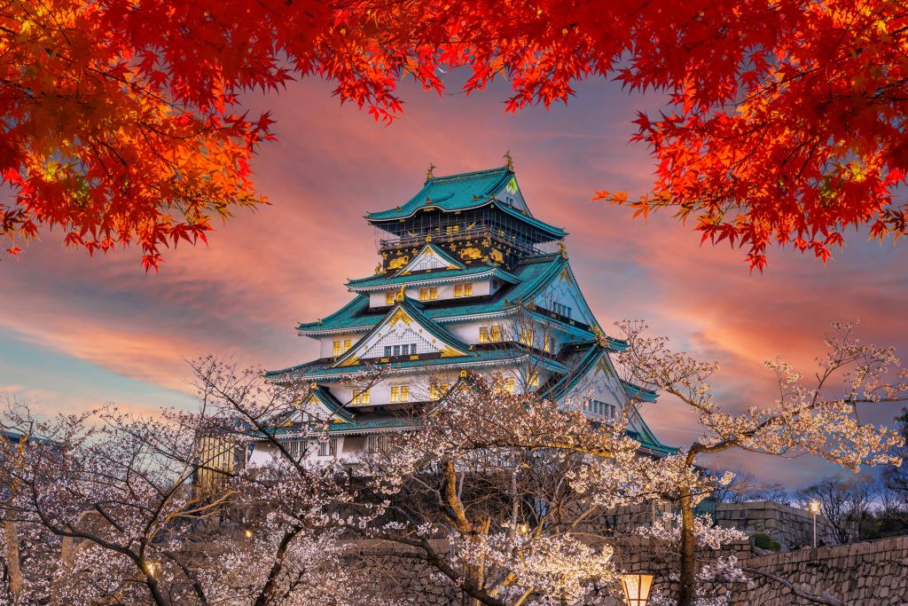 El castillo de Osaka entre los árboles