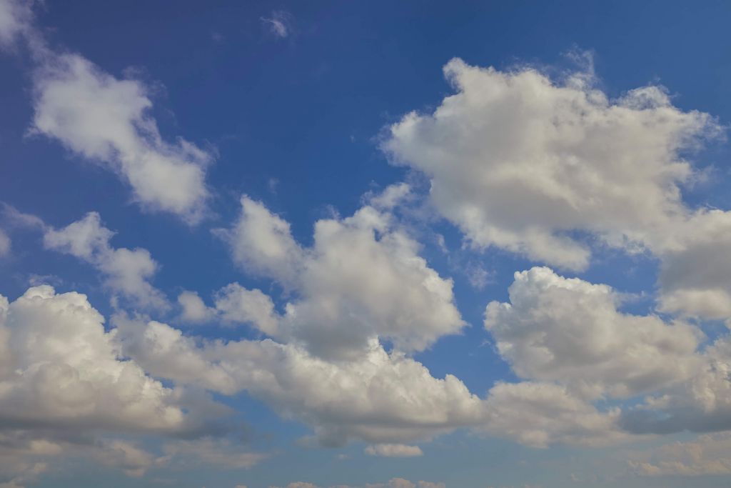 Nubes en el cielo azul