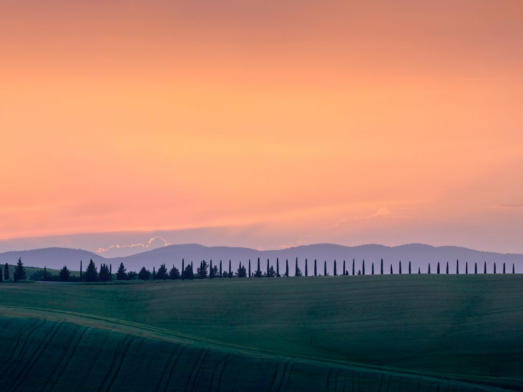 Paisaje italiano con cielo naranja