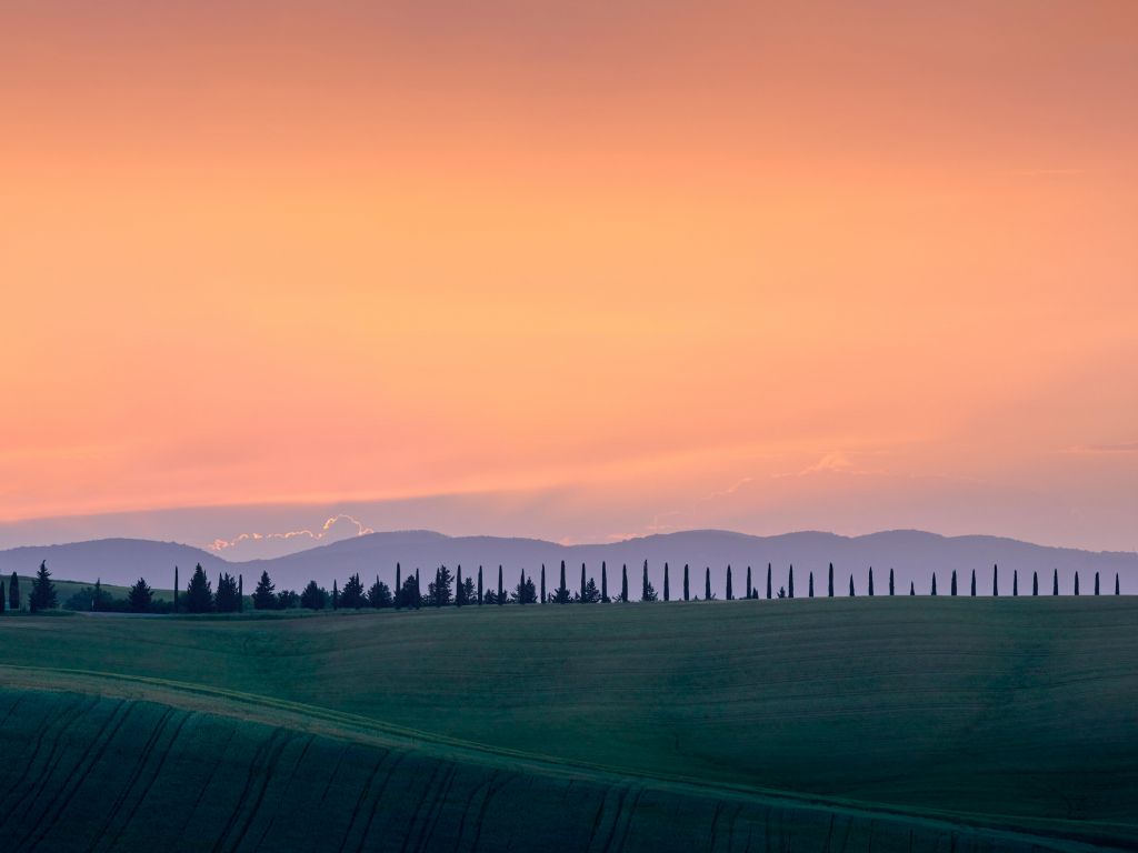 Paisaje italiano con cielo naranja