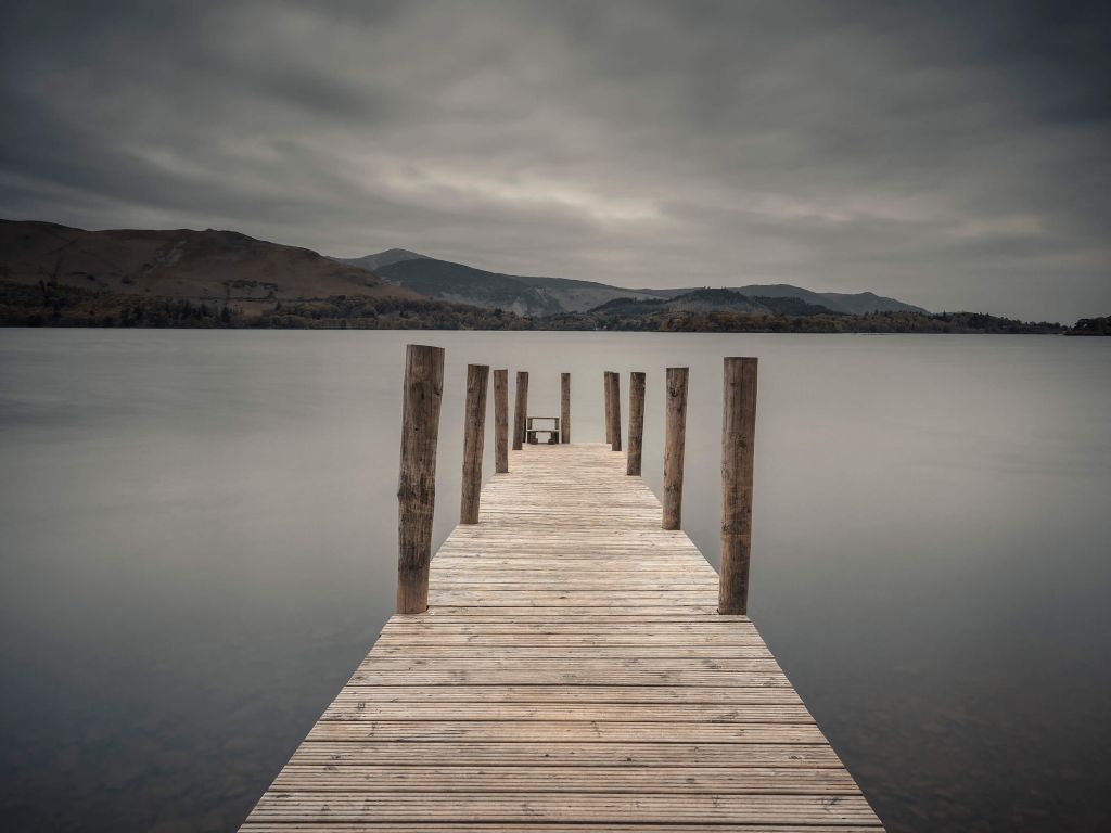 Embarcadero en un tranquilo lago