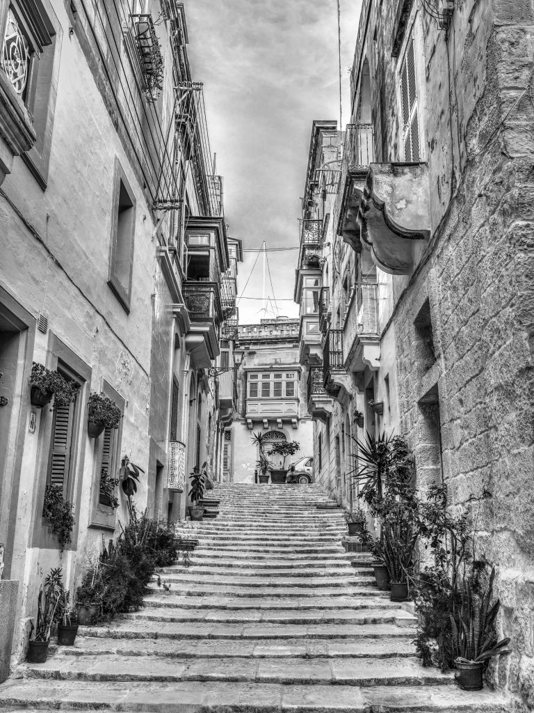 Escalera estrecha en Malta