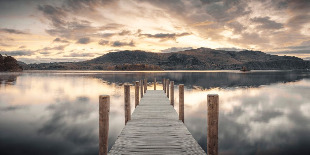 Embarcadero de madera en un lago