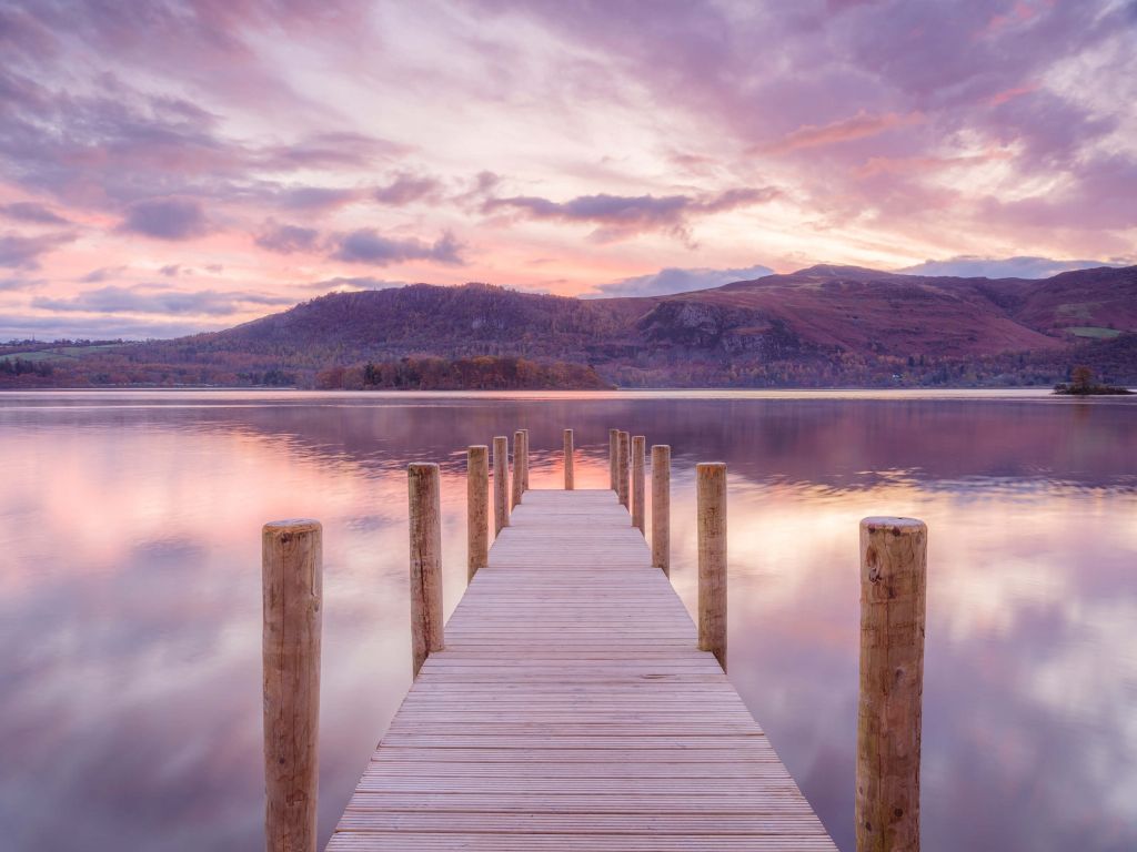 Embarcadero de madera al atardecer