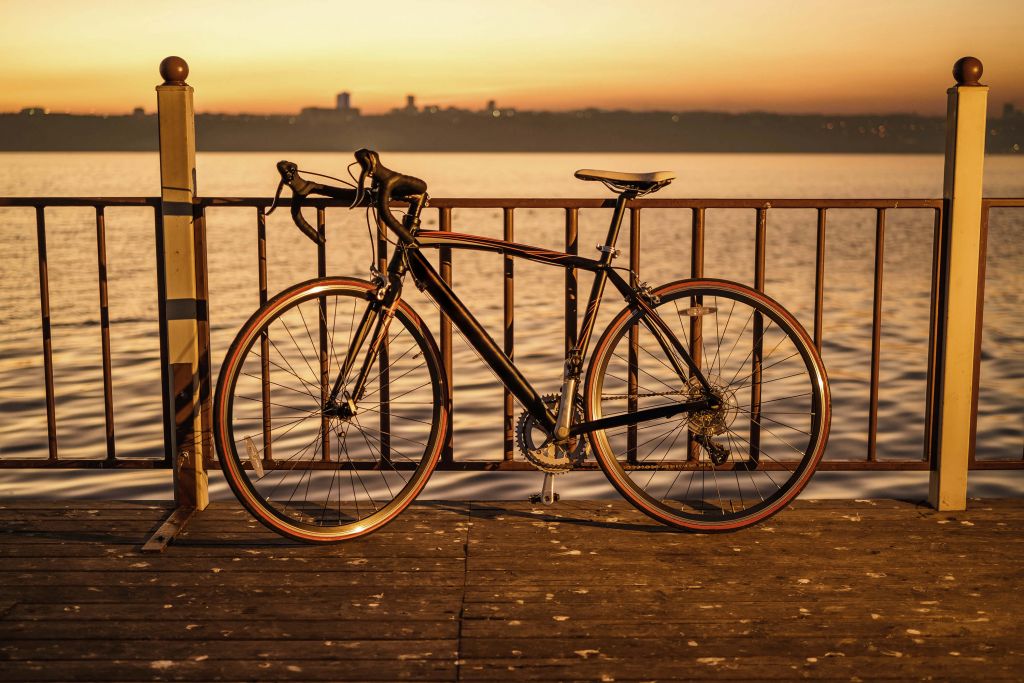 Bicicleta de carreras junto al agua