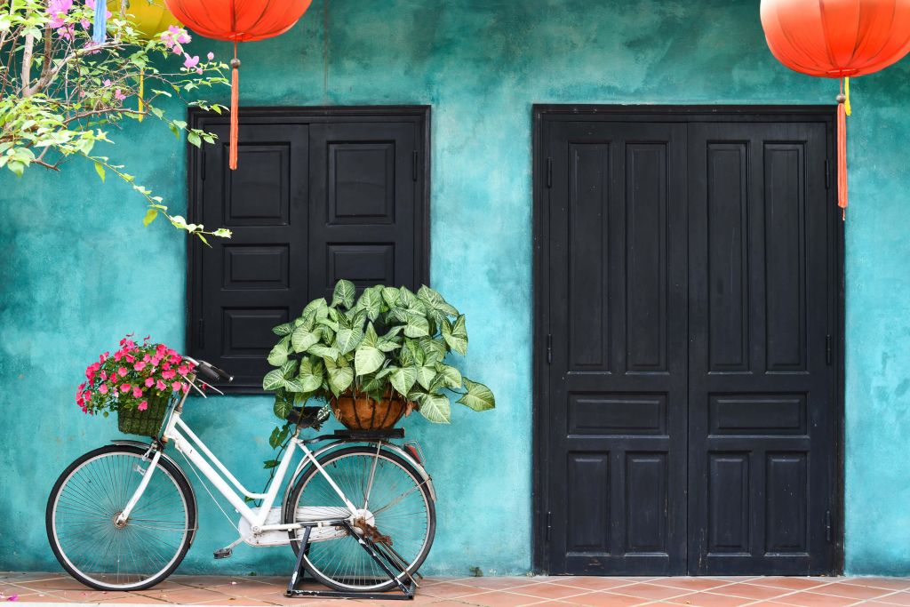 Bicicleta antigua cerca de una casa