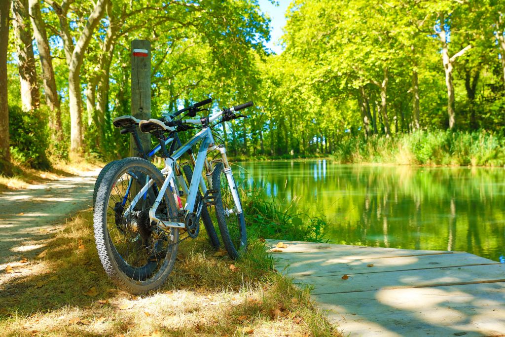 Bicicleta cerca de un río