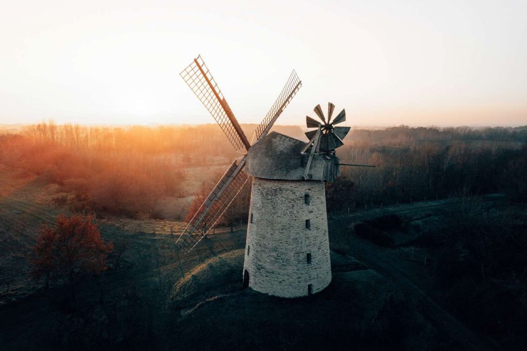 Molino de viento al atardecer