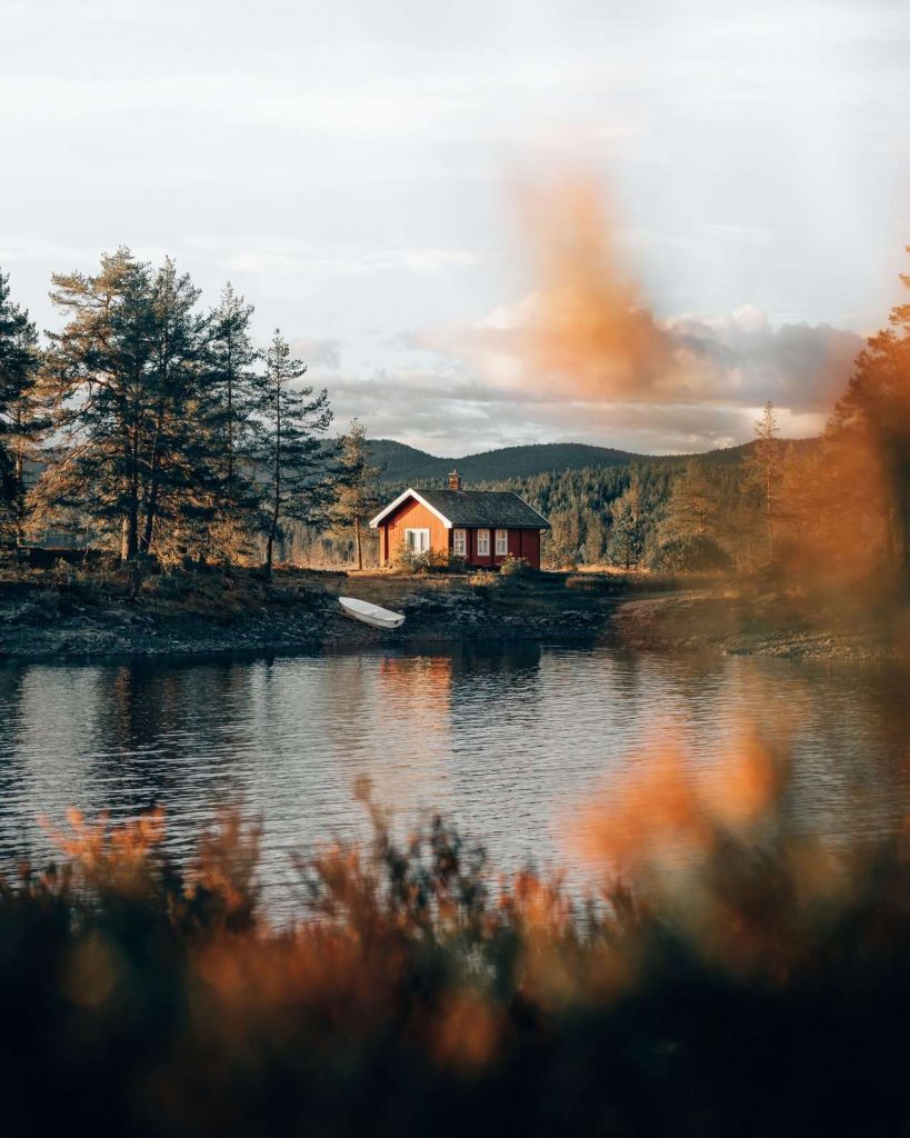 Casa roja junto al lago