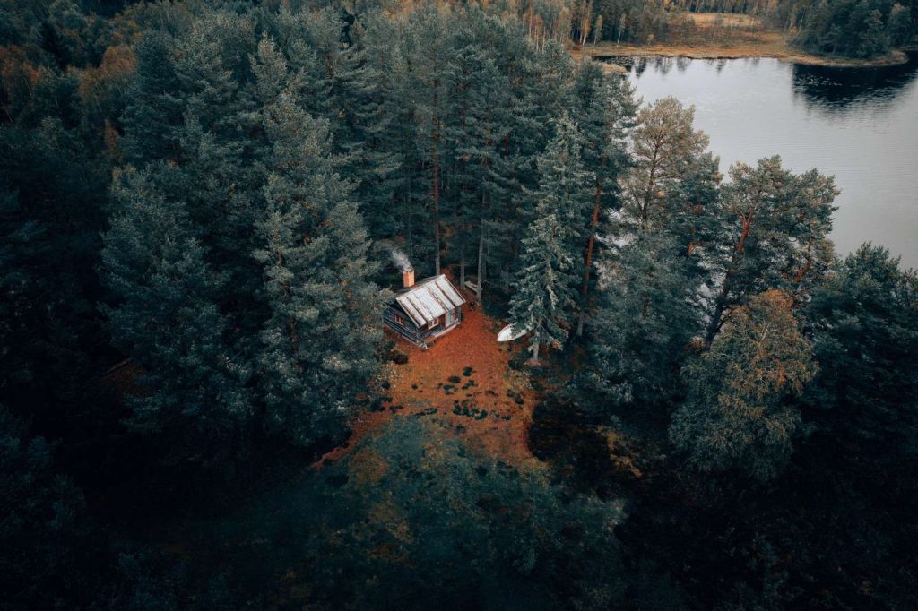 Cabaña rodeada de bosques y lagos