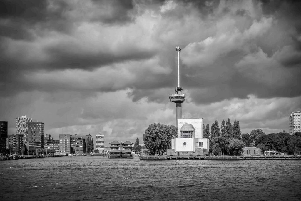 Euromast en Maas en Monocromo